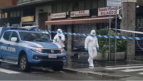 Milano, ucciso mentre tenta la rapina in un bar: il proprietario reagisce colpendolo con le forbici