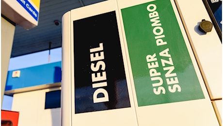 Prezzi della benzina a rischio speculazione a Natale nonostante il petrolio in ribasso