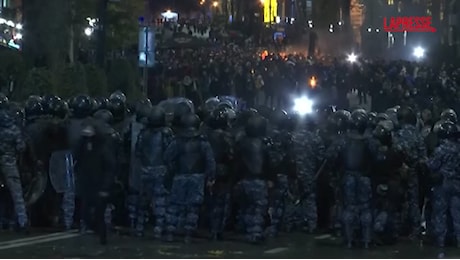 VIDEO Georgia, scontri a Tiblisi tra manifestanti e polizia