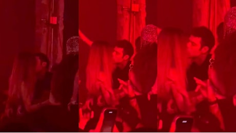 Il lungo bacio di Fedez con una ragazza in discoteca a New York – Il video