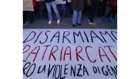 'Disarmiamo il patriarcato', vittime di abusi in testa al corteo contro la violenza sulle donne