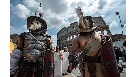 Roma chiederà di cancellare lo spettacolo dei Gladiatori al Colosseo, martedì l'incontro con Airbnb