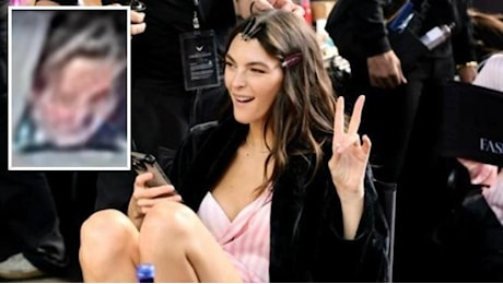 Vittoria Ceretti e la cover con la foto del suo Leonardo Di Caprio dietro le quinte della sfilata di Victoria's Secret