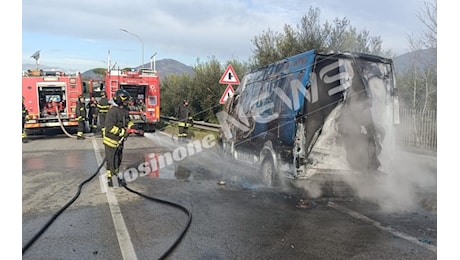 Furgone prende fuoco sulla Casilina, conducente sotto shock e strada chiusa dai soccorritori