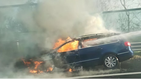 Auto a metano a fuoco in Autostrada. Illeso il conducente