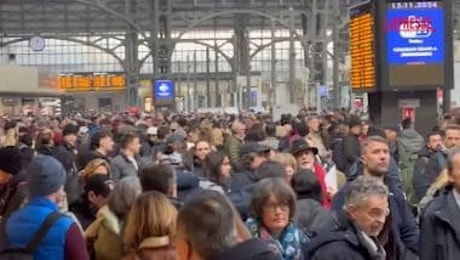 Treni, ritardi e disagi a Milano: centinaia di persone in attesa in stazione Centrale