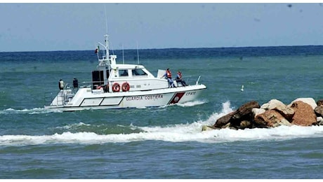 Choc a Pesaro, entra in acqua e non torna a riva: ritrovato morto un bimbo di 11 anni