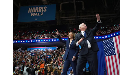 Harris e Walz, il nuovo ticket presidenziale va in scena a Philadelphia