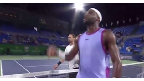 Tiafoe perde la testa: Vaffanc***o, fot***to idiota. Insulti all'arbitro, finisce male