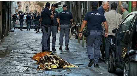 Omicidio a Napoli, uomo ucciso tra la folla a colpi di pistola nella zona della Duchesca