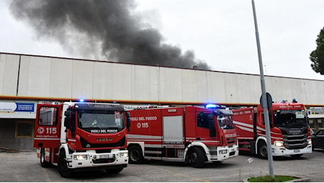 Fiamme, fumo e paura al Gros. Evacuato un intero capannone