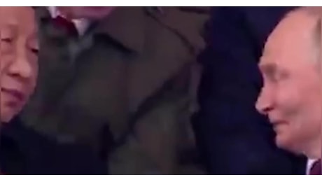 Parata per il Giorno della Vittoria a Mosca, Putin e Xi salgono insieme sul palco d’onore e chiacchierano - VIDEO