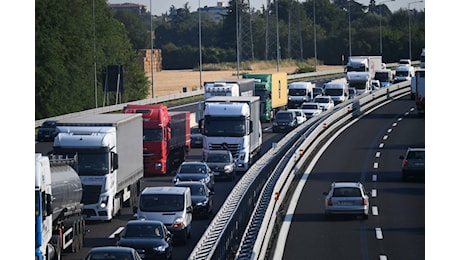 Previsioni traffico autostrade Natale 2024: i giorni da bollino rosso per le vacanze invernali