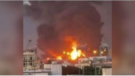 A Port Sudan bombardati l'aeroporto e la base militare