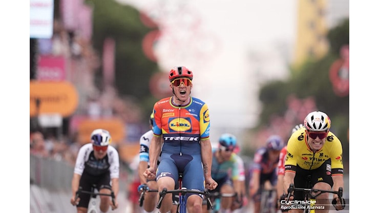 La prima maglia rosa 2025 è di Mads Pedersen - Cyclinside La prima maglia rosa 2025 è di Mads Pedersen - Cyclinside