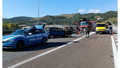 Tragico incidente sulla Statale 106, scontro tra due auto: muore giovane conducente altri 2 sono gravi