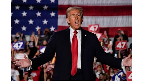 Trump insulta Biden, Pelosi e Schiff nell’ultimo comizio elettorale nel Michigan