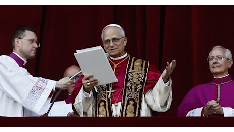 Il testo scritto, le due lingue, l’uso dei social: Papa Leone è un comunicatore? Cosa ci dice il primo discorso