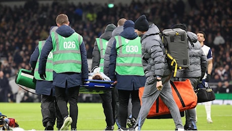 Rodrigo Bentancur si infortuna durante Tottenham-Liverpool in Carabao Cup