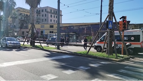 Incidente in via Marina nello stesso punto in cui ieri è morta la mamma 42enne. Scontro tra moto: 2 feriti in ospedale