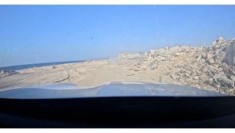 Gaza è completamente rasa al suolo: l’impressionante camera car tra le macerie – Video