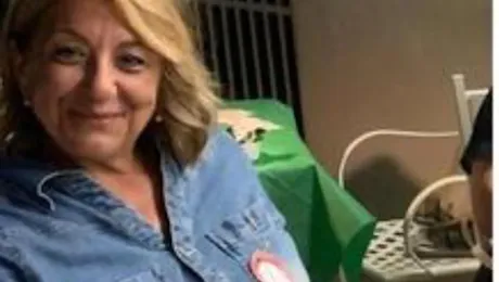 Donna trovata morta in casa: «Ha sparato al figlio 15enne, poi si è tolta la vita»