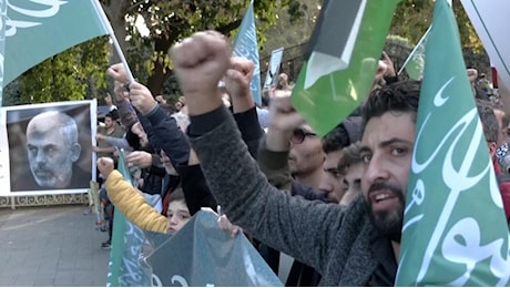 Preghiera funebre per Yahya Sinwar, centinaia in piazza a Istanbul