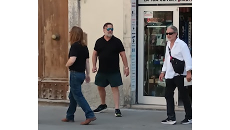Russell Crowe è arrivato ad Ascoli Piceno, sopralluogo in piazza del Popolo e per le vie del centro