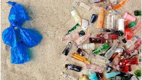 Trattato globale sulla plastica, al via i negoziati Inc-5 per ridurre l’inquinamento