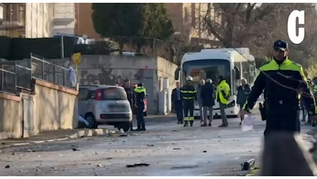 Tragedia a Torrette, la devastazione in strada dopo che un'auto ha travolto una colonna del gas, uccidendo due persone VIDEO