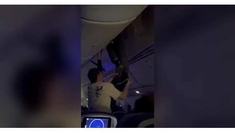 Turbolenza sul volo Madrid-Montevideo, atterraggio d'emergenza in Brasile per aereo Air Europa, 30 feriti - VIDEO