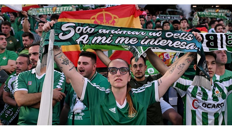 I tifosi del Betis già dentro il Franchi. Le immagini social - violanews.com I tifosi del Betis già dentro il Franchi. Le immagini social - violanews.com