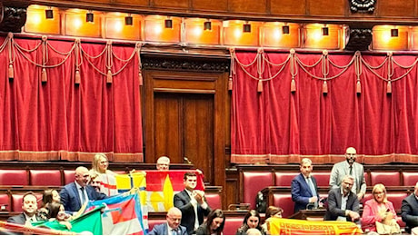 Passa l'Autonomia, in Aula il tricolore e le bandiere regionali