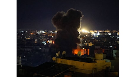 Nuovi raid di Israele a sud di Beirut, colpita moschea a Gaza. Israele prepara l'attacco all'Iran