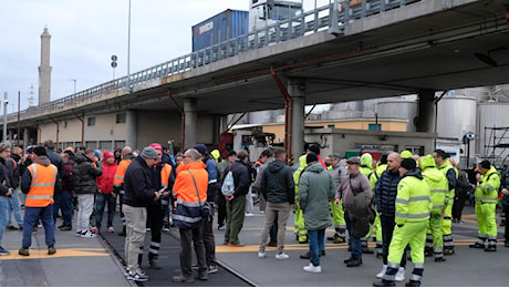 Genova, l’ira dei lavoratori portuali: “Dovrebbe protestare una città intera”