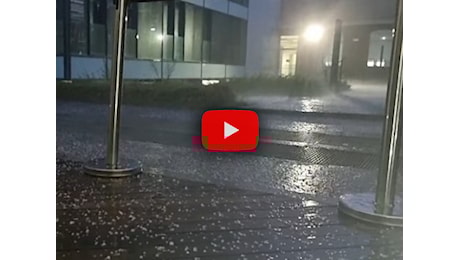 Meteo, Temporale d'agosto a Milano: lampi, tuoni e pure la grandine; il Video