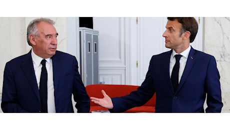 Battesimo senza champagne per il governo Bayrou: nessuna base parlamentare, punta sull’usato sicuro