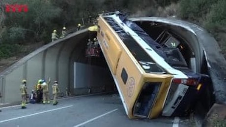 Un autobus sì ribalta e blocca un tunnel vicino a Barcellona