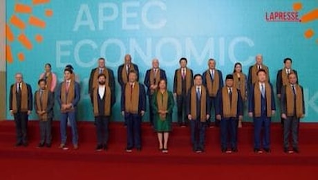 Apec, Xi al centro e Biden al lato: la foto di gruppo che fa discutere