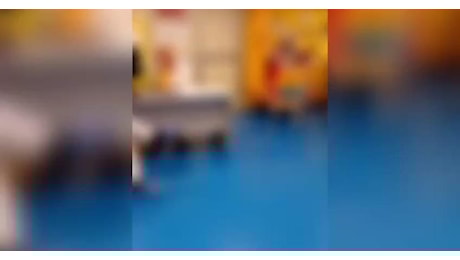 Pronto soccorso o dormitorio? Medico filmato mentre dorme accanto a pazienti in attesa