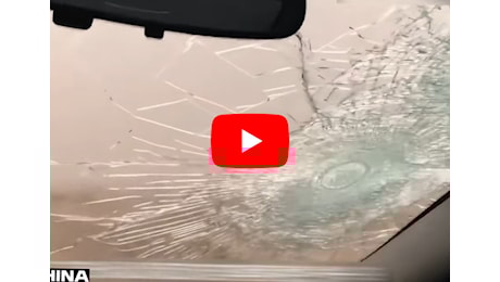 Grandinata catastrofica colpisce Nanchino in Cina: auto distrutte e danni diffusi in città, il video