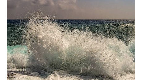 Maestrale e allerta meteo in provincia di Oristano: vigili del fuoco in azione, difficoltà in mare