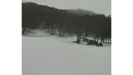 Maltempo, prima nevicata a Piano Battaglia: tetti bianchi a Petralia Soprana