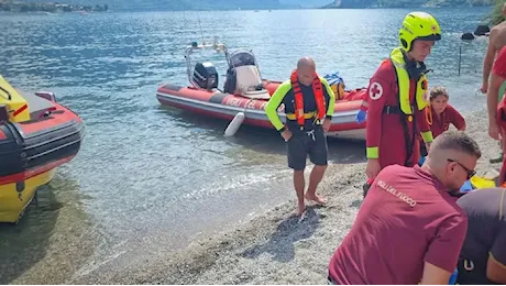 Si tuffa nel lago e scompare. In corso le ricerche di un 68enne vicino al Moregallo