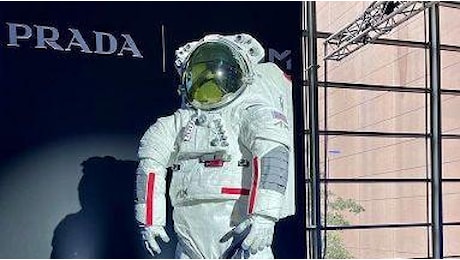 Prada svela a Milano la tuta spaziale AxEMU: sarà utilizzata per la missione Nasa Artemis III sulla Luna