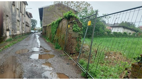 Ragazza di 14 anni picchiata e violentata da un 21enne conosciuto in chat. La trappola nel casolare abbandonato: «Qui poteva esserci un cadavere»