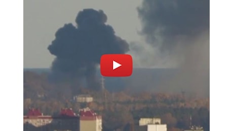 Ucraina: il momento in cui i missili della Russia colpiscono i palazzi di Kiev; il Video Corriere