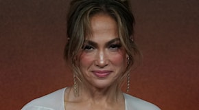 Jennifer Lopez a sorpresa in volo in economy da Napoli a Parigi