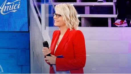 Maria De Filippi fan dei tailleur ad Amici: la sesta puntata è col completo fiammante