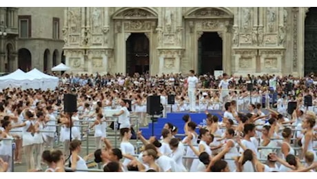 IL VIDEO. Lo straordinario immagini Ballo in bianco di Roberto Bolle